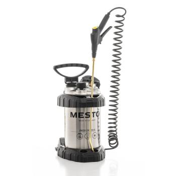 Komplettansicht des MESTO INOX EXTRA 6 Hochdrucksprühgeräts 3598P mit Edelstahlbehälter, schwarzem Schutzrahmen, Spiralschlauch und ergonomischer Spritzpistole.